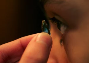 Как цветные линзы влияют на восприятие цвета окружающего мира?